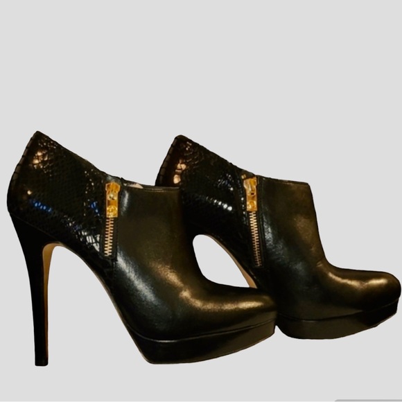 🎉HP🎉 Michael Kors black platform ankle boots.Sz 8.5. NWOT.  Leather-gold trim - Picture 3 of 10
